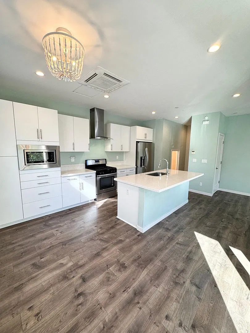 Modern 2br 2ba Garage + Private Ev Charger +Water Sewer Garbage Included — Photo 4