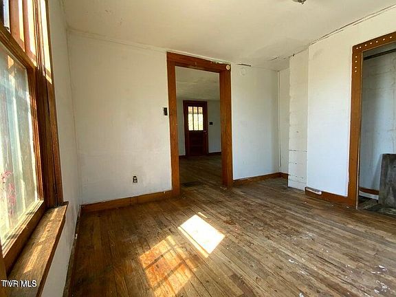 4th image of 229-235 Henard Rd