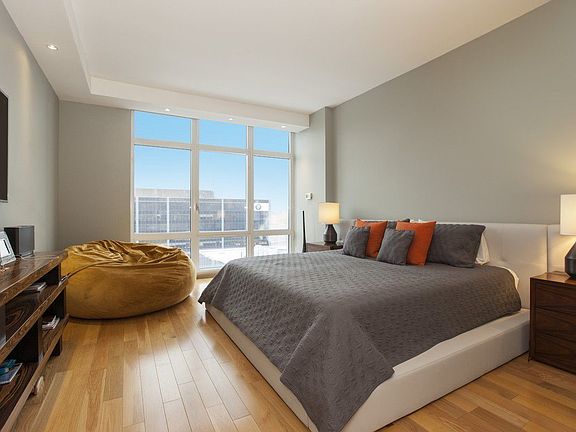 5th image of 555 W 59th St APT 28C