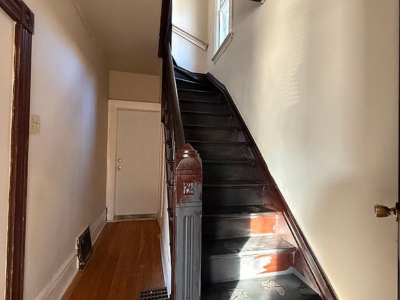 2nd image of 507 Stinson St W #2