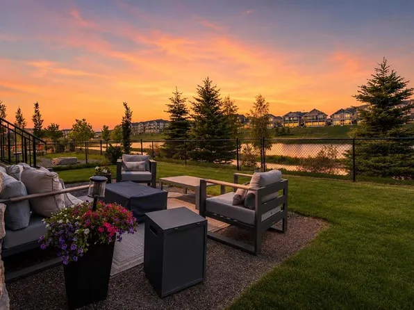 38 S Highwood Dr, Okotoks, AB T1S 5S3