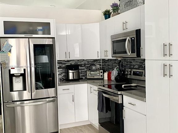 5th image of 1137 NE 37th Pl #1137