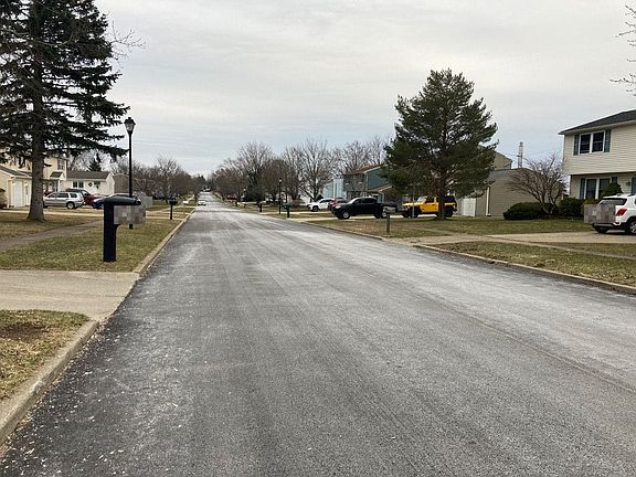 5th image of 51 Chardon Dr