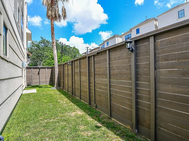 1204 Fowler St — Photo 3