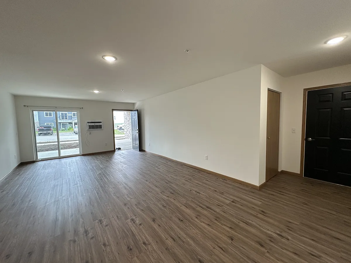 Building Photo - 1415-1435 Peterson Dr