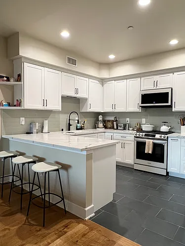 1235 Granville Ave #204 Photo 1