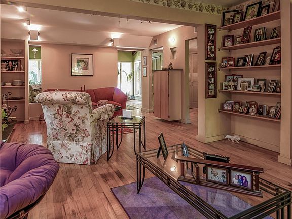 4th image of 43 Blydenburgh Ln