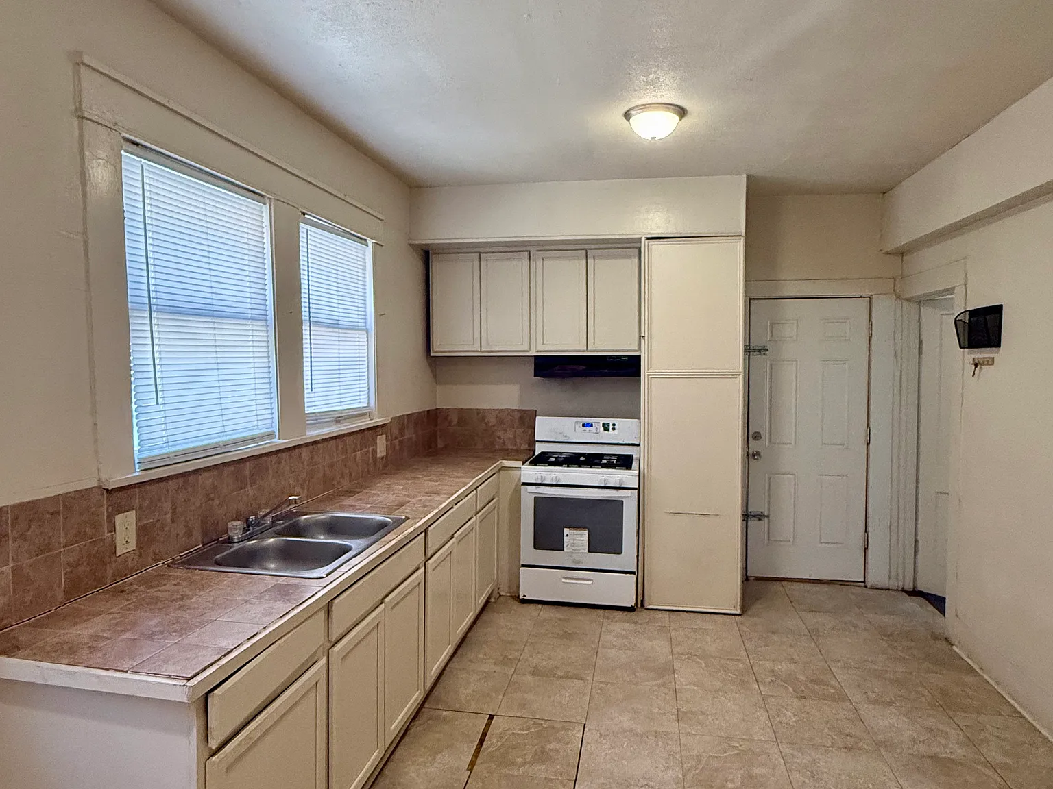 2 bed, 1300 sqft, $825 — Photo 2