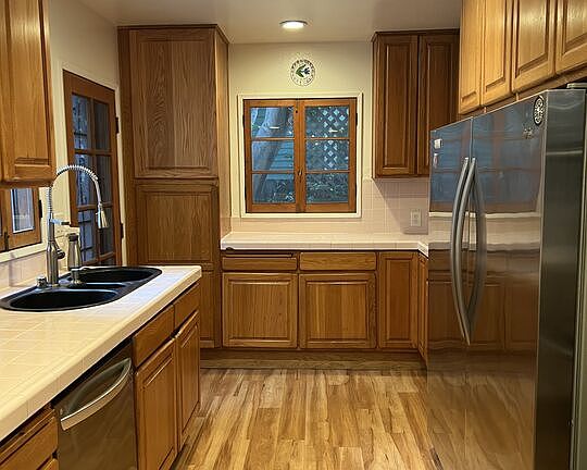 4th image of 639 Navy St APT B