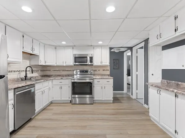 7 Shadowbrook Ln APT 10, Milford, MA 01757