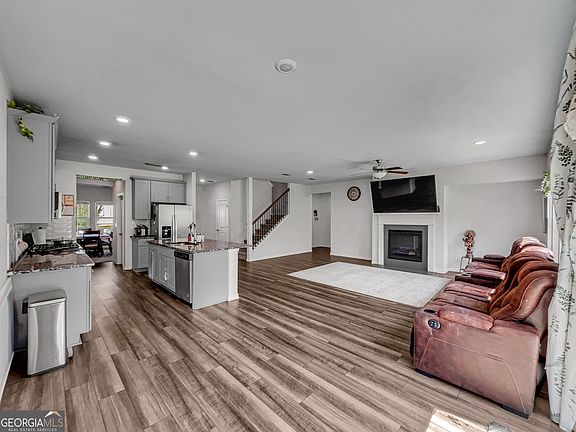 2nd image of 5880 Hackberry Ln