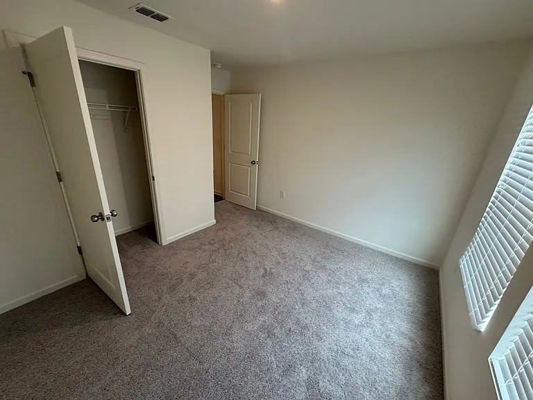 140 Lochwolde Dr — Photo 10