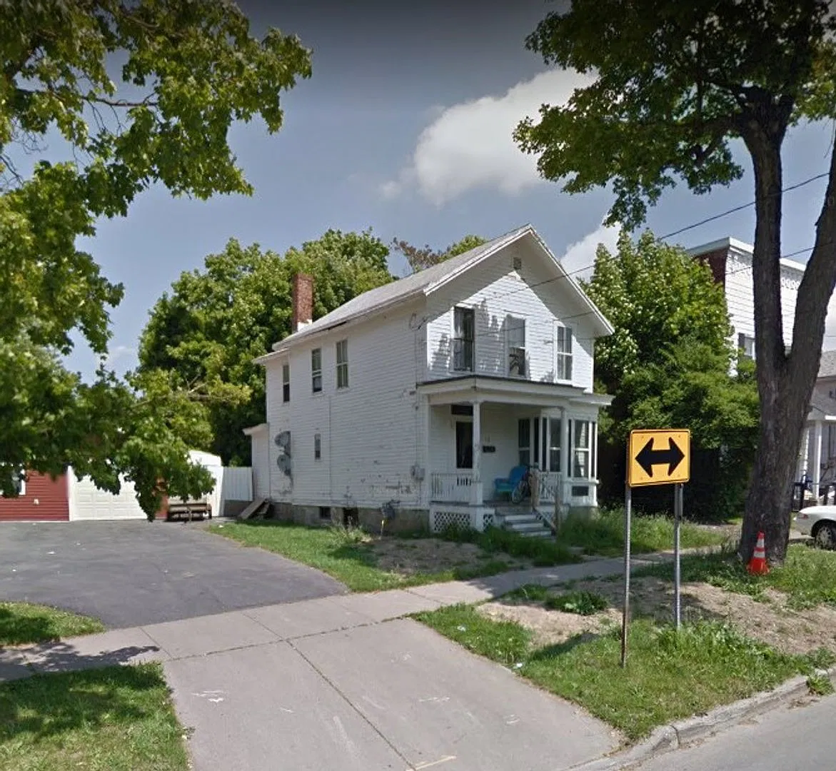 Spacious 4 Bed/2 Bath Single Family Home in Oswego, NY - $1825./mo — Photo 1