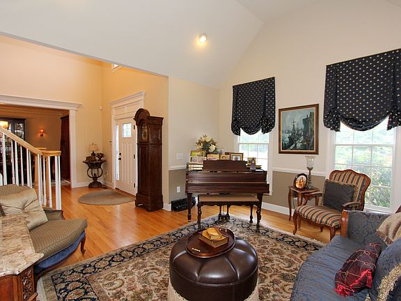 3rd image of 33 Carlton Dr