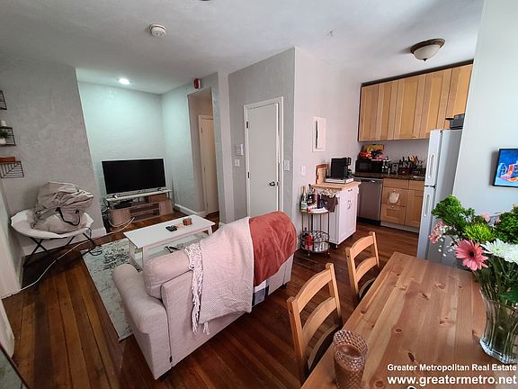 3rd image of 35 Charter St #2