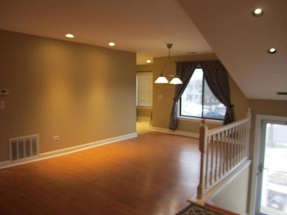 2nd image of 953 Glouchester Cir #953