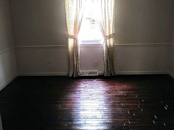 Hardwood continues into dining
