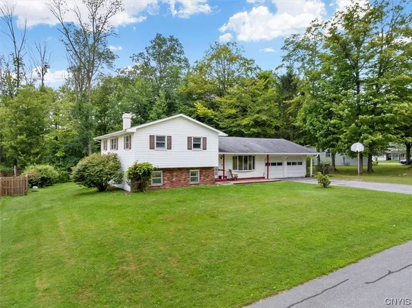 15 Chateau Dr, Whitesboro, NY 13492