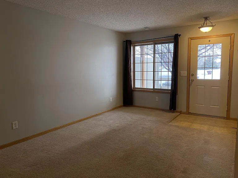 860 Independence Dr — Photo 2