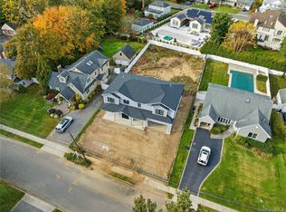 12 School House Ln, Syosset, NY 11791