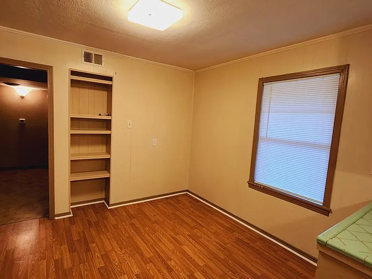 605 Olive St — Photo 5