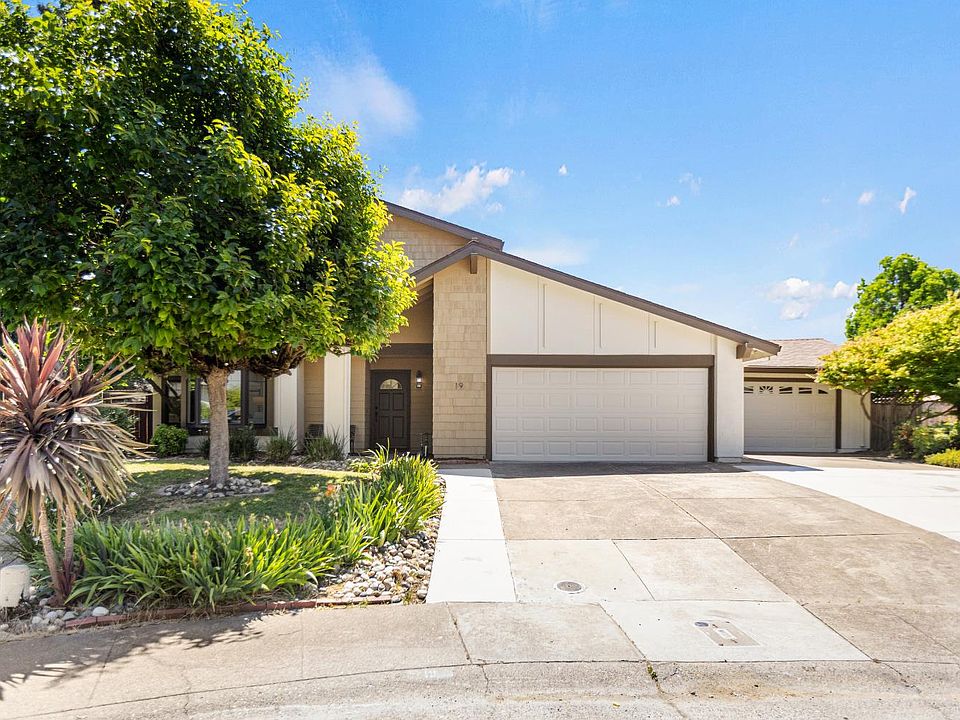 1st image of 19 Mossbeach Ct