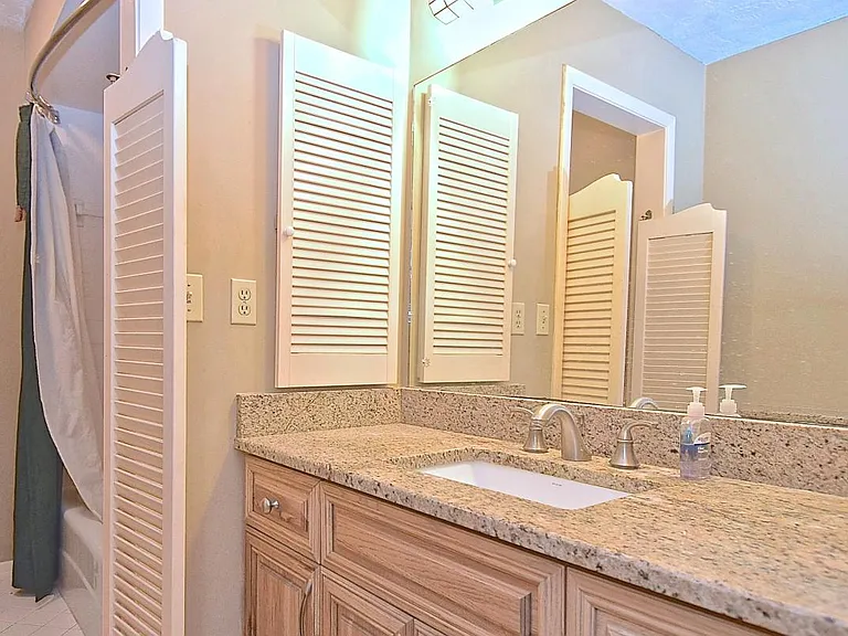 1876 Riviera Cir — Photo 3
