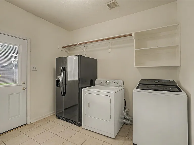 10840 Sycamore Dr N — Photo 21