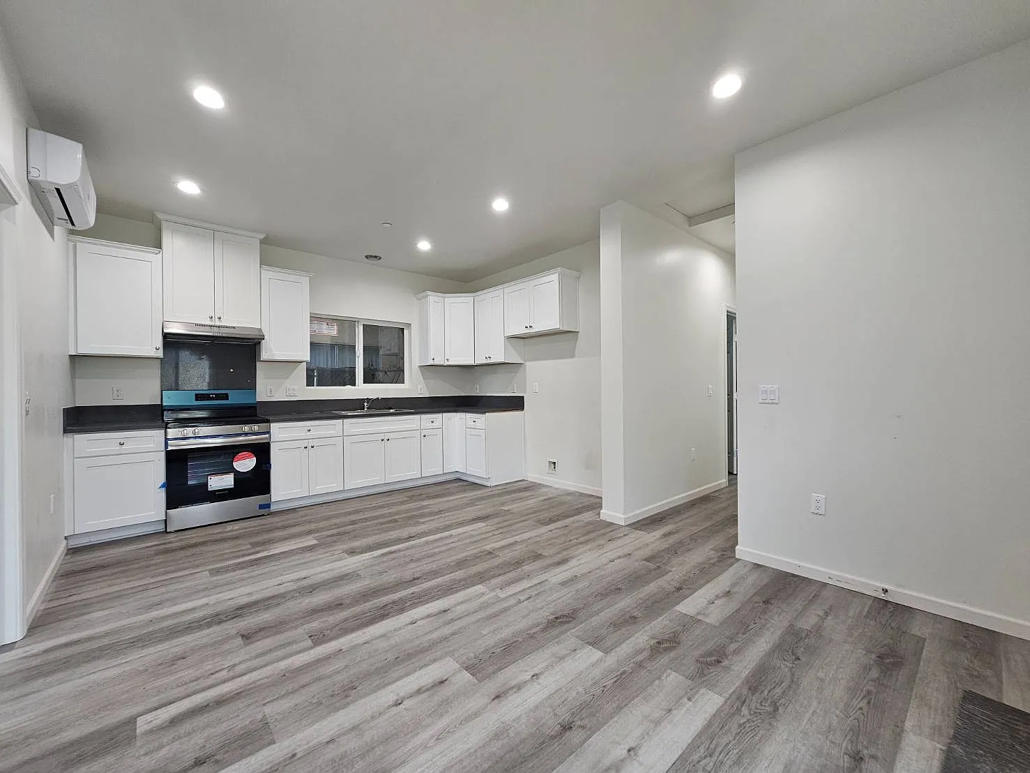 3 bed, 1000 sqft, $2,250 — Photo 2