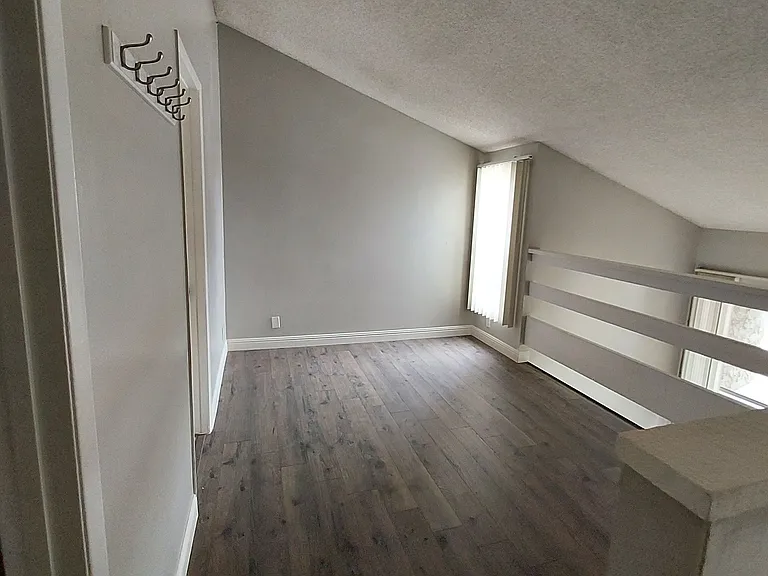 Studio-Loft $1,879- Available Mid June