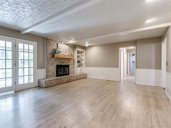 5th image of 1301 Pine Oak Cir