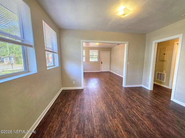 916 W 25th St — Photo 15