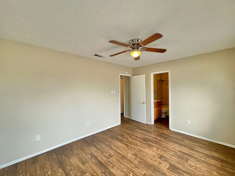 2416 Grasslands Dr — Photo 10