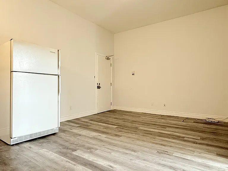 1188 Wyandotte St E #4 — Photo 3