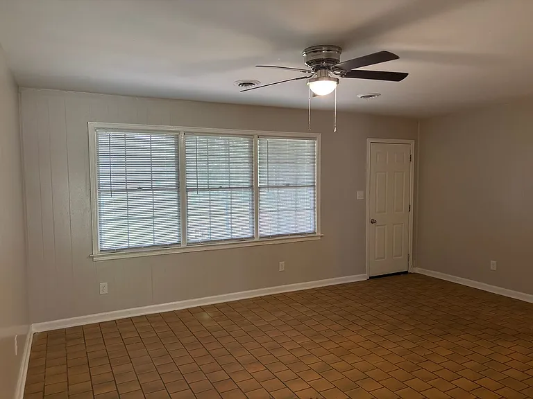 2724 Forsyth Ln — Photo 4