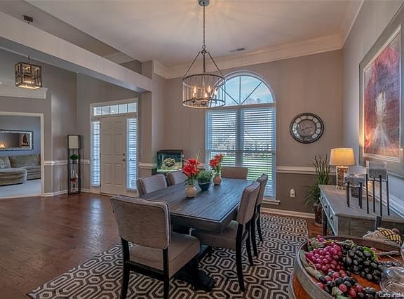 5th image of 7568 Woodcrest Dr