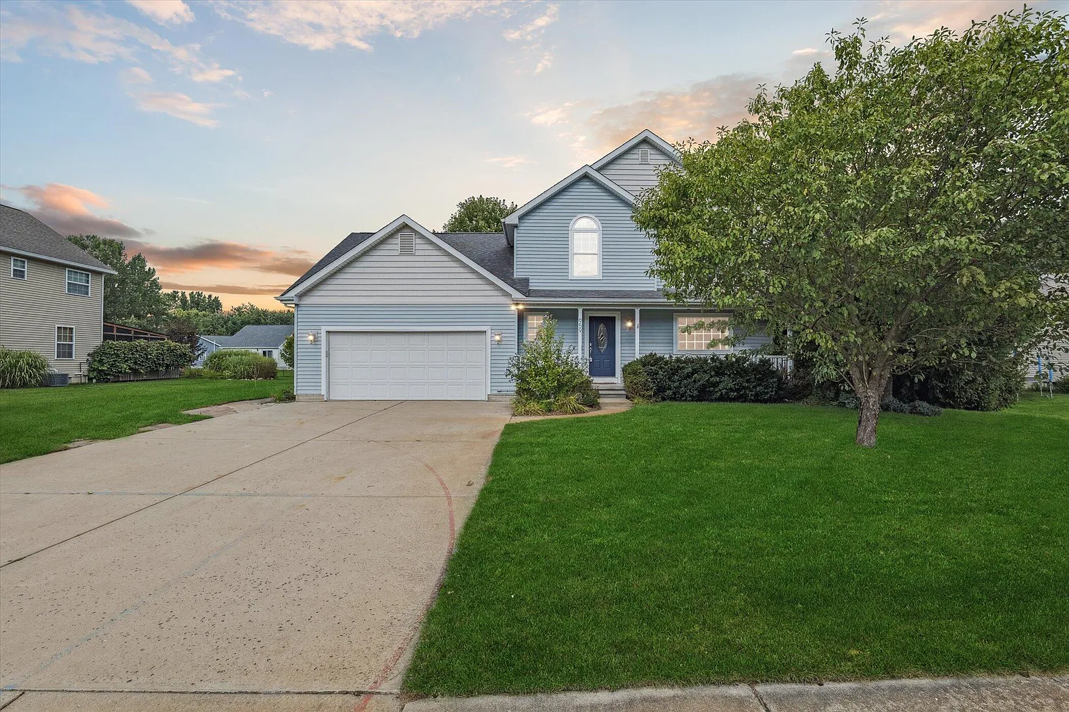 959 Menominee Dr photo 1