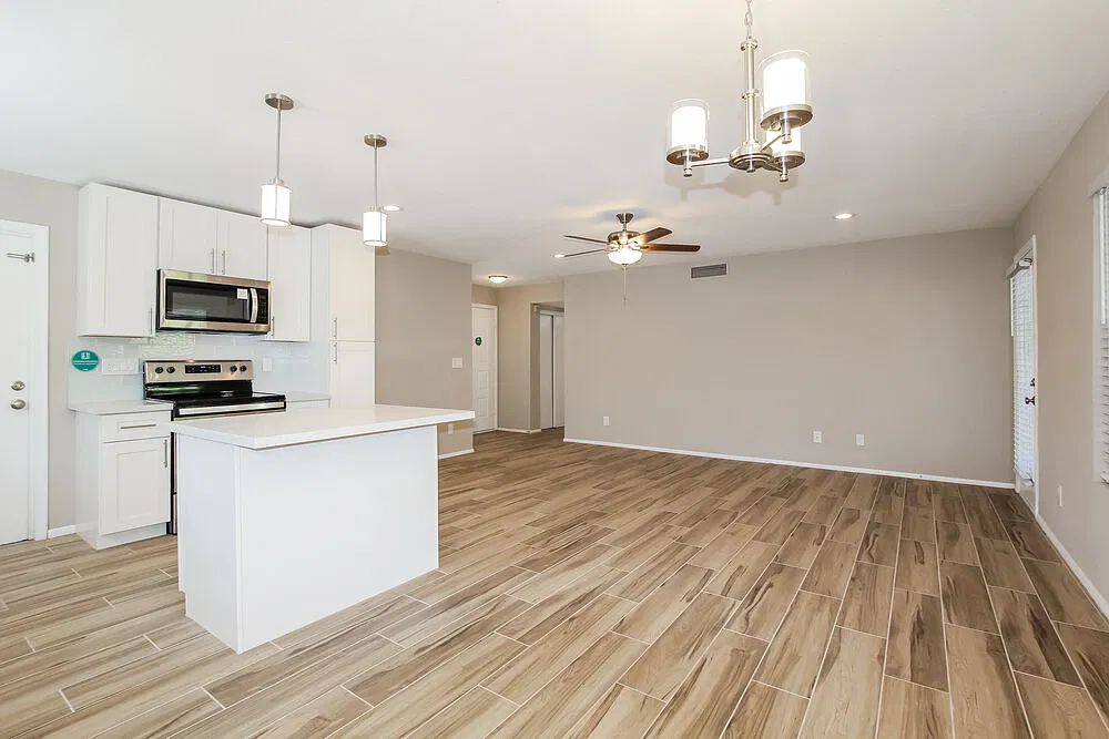 3 bed, 2.0 bath, 1174 sqft, $1,960 — Photo 4