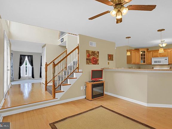 4th image of 348 Harvest Field Ln