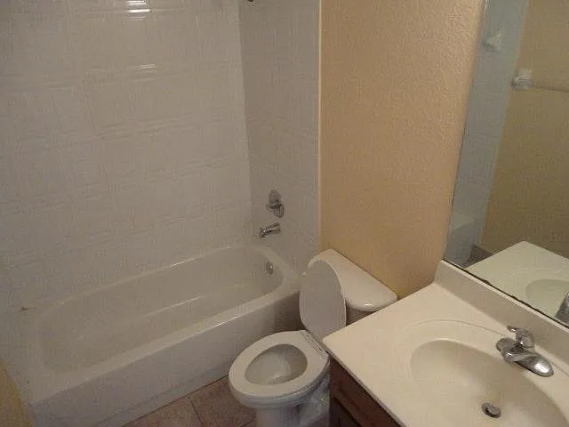 83 NE 13th Ave #15 — Photo 7