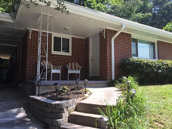Entrance with sitting area