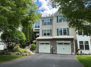 886 Huntington Dr, Fishkill, NY 12524