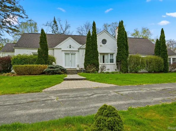 27881 Rackham Dr, Lathrup Village, MI 48076