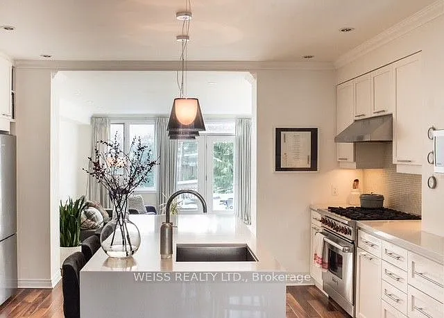 593 Hillsdale Ave E — Photo 2