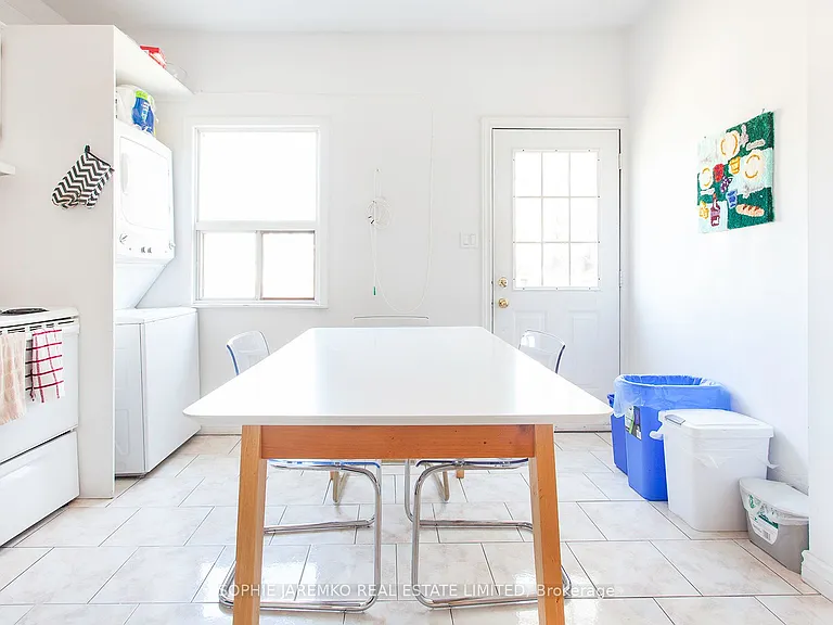 2102A Dundas St W — Photo 17
