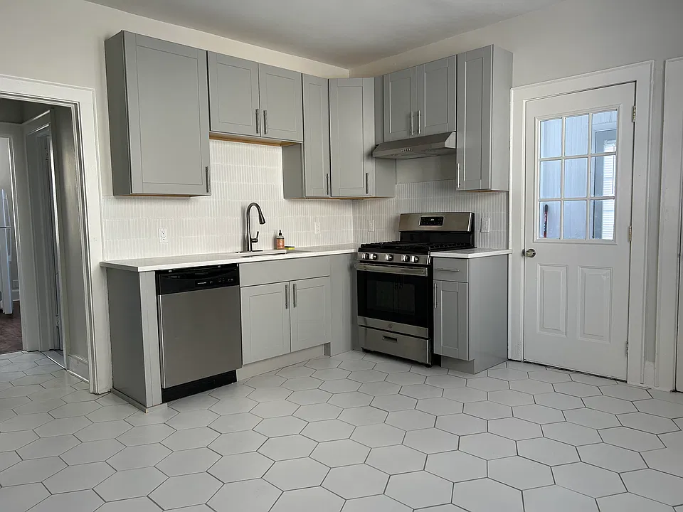 Eat-in-Kitchen