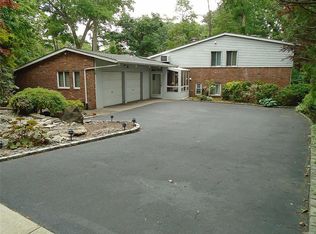 33 Highwood Rd, East Norwich, NY 11732
