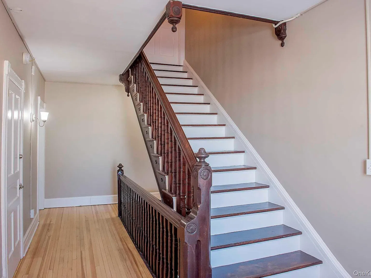 2 bed, 1.0 bath, 2000 sqft, $2,300 — Photo 2