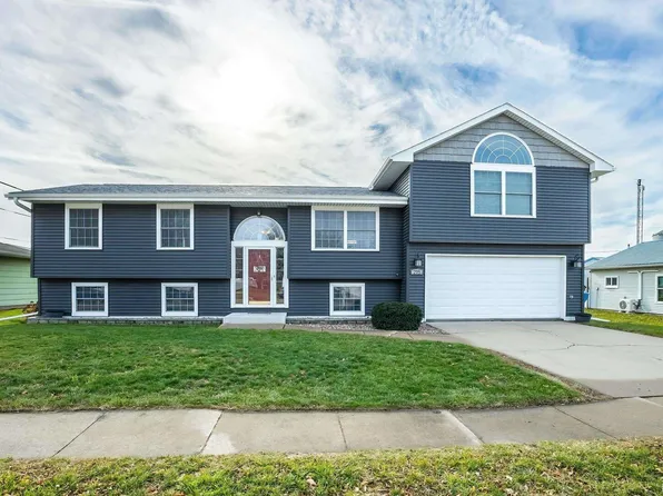 215 2nd St, De Witt, IA 52742