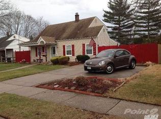 52 Knoll Ln, Levittown, NY